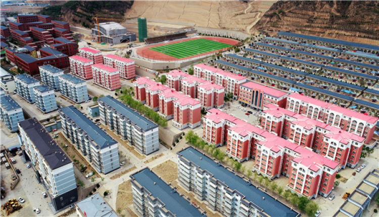 　　陕西省延安市延川县文安驿镇梁家河小区（4月24日无人机拍摄）。 新华社记者 刘潇 摄