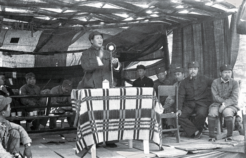 　　1938年9月29日至11月6日，党的扩大的六届六中全会在延安召开。毛泽东在会上鲜明地提出了“马克思主义中国化”的命题和任务，强调“马克思主义必须和我国的具体特点相结合并通过一定的民族形式才能实现”，要“使马克思主义在中国具体化，使之在其每一表现中带着必须有的中国的特性”。图为毛泽东在全会上作报告。 新华社供图