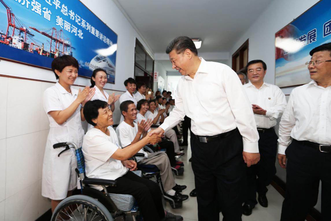 2016年7月28日，习近平到河北唐山市调研考察。这是习近平在唐山市截瘫疗养院看望慰问截瘫伤员。
