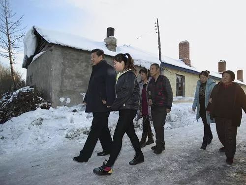 2014年1月26日，习近平冒着零下30多度的严寒，来到兴安盟阿尔山市伊尔施镇，看望慰问74岁的困难林业职工郭永财一家。