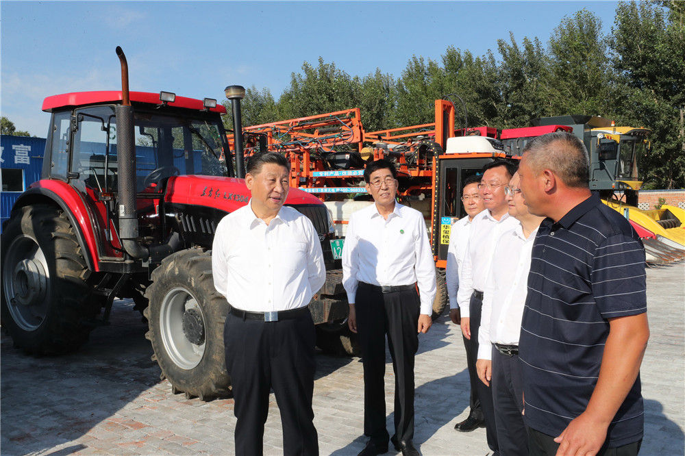 7月22日至24日，中共中央总书记、国家主席、中央军委主席习近平在吉林省考察。这是7月22日下午，习近平在四平市梨树县卢伟农机农民专业合作社，听取合作社生产经营情况介绍。