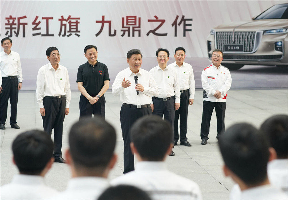 7月22日至24日，中共中央总书记、国家主席、中央军委主席习近平在吉林省考察。这是7月23日下午，习近平在长春市一汽集团研发总院，同职工代表亲切交流。