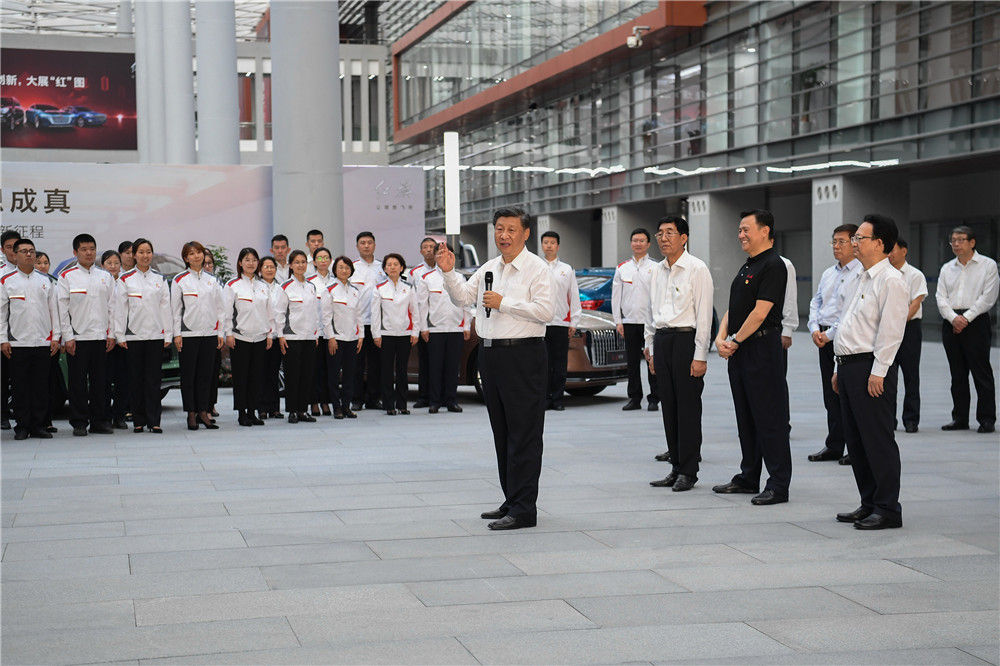 7月22日至24日，中共中央总书记、国家主席、中央军委主席习近平在吉林省考察。这是7月23日下午，习近平在长春市一汽集团研发总院，同职工代表亲切交流。