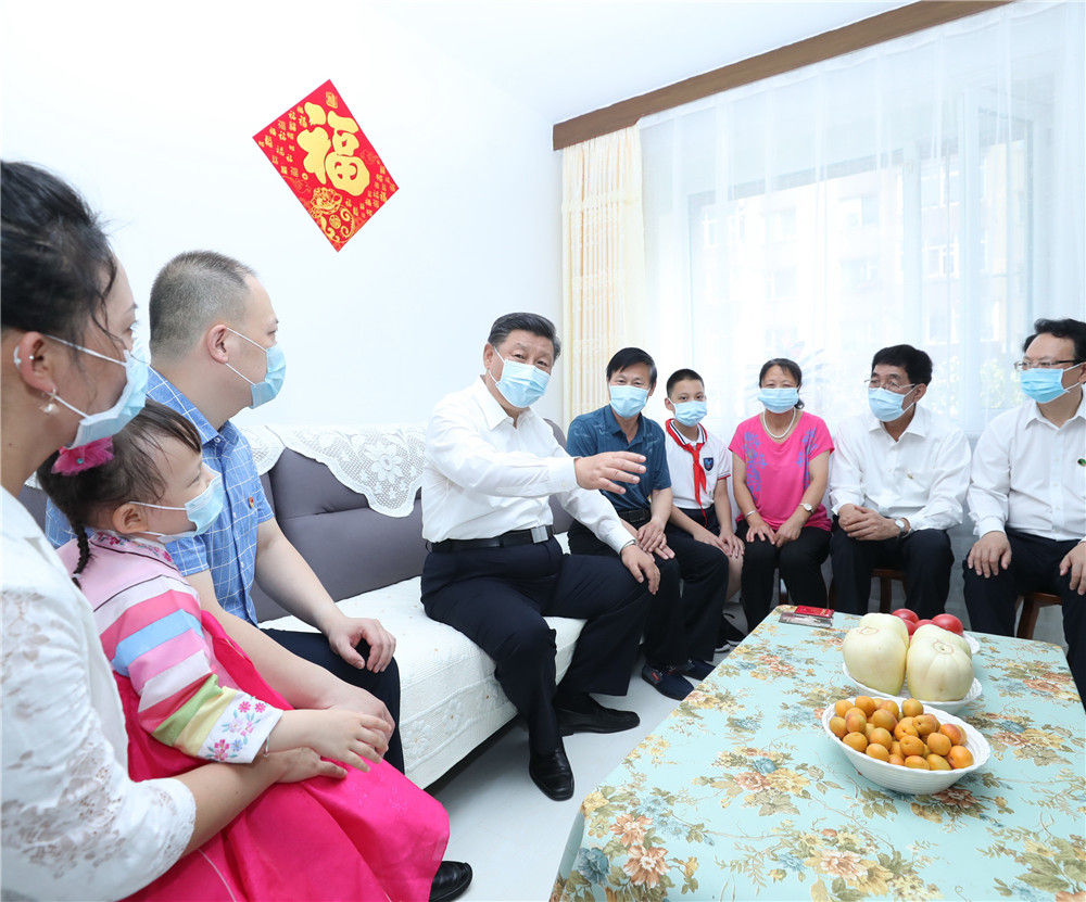 7月22日至24日，中共中央总书记、国家主席、中央军委主席习近平在吉林省考察。这是7月23日下午，习近平在长春市宽城区团山街道长山花园社区，同居民赵兴福一家唠家常。