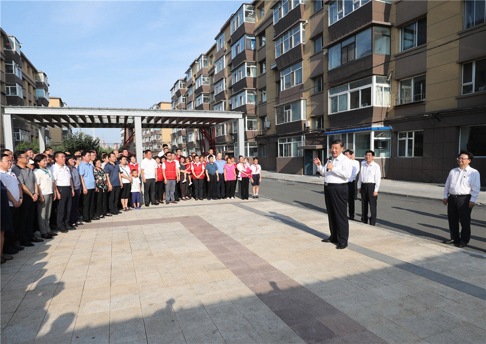 7月22日至24日，中共中央总书记、国家主席、中央军委主席习近平在吉林省考察。这是7月23日下午，习近平在长春市宽城区团山街道长山花园社区广场，同居民们亲切交流。
