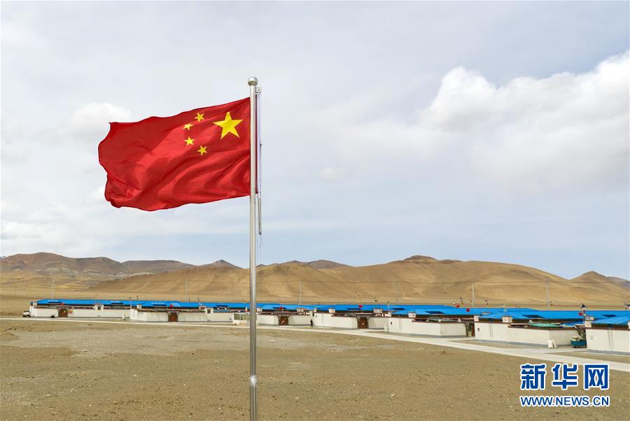 中国海拔最高乡普玛江塘境内的边境小康村（4月15日摄）。