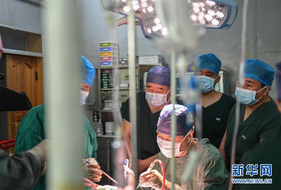 中国科学院院士、国家神经系统疾病临床医学研究中心主任赵继宗（左二）来到西藏自治区第二人民医院，为患者做脑动脉肿瘤手术，并对西藏当地医院医生进行现场指导（2019年9月17日摄）。