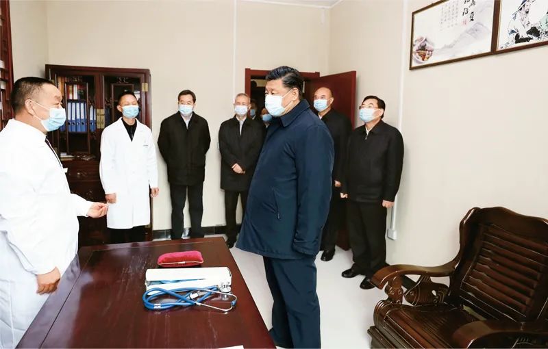 　　2020年4月21日，习近平在陕西省安康市平利县老县镇卫生院，了解基层卫生防疫、医疗保障工作。