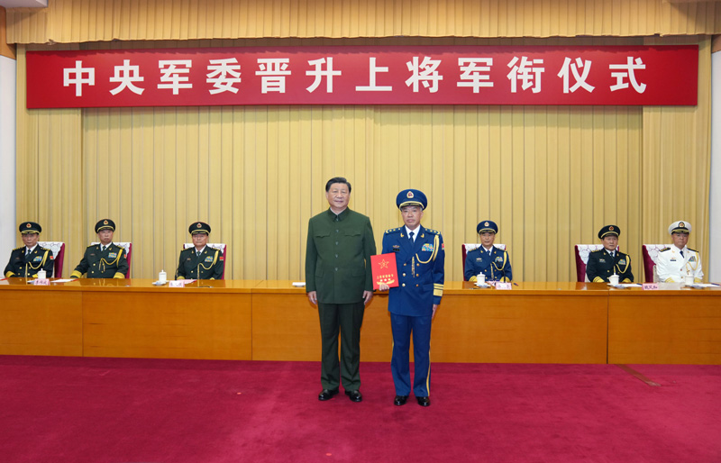 9月8日，中央军委晋升上将军衔仪式在北京八一大楼举行。中央军委主席习近平向晋升上将军衔的北部战区司令员王强颁发命令状。