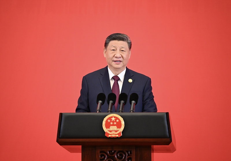   2月7日中午，国家主席习近平和夫人彭丽媛在黑龙江省哈尔滨市太阳岛宾馆举行宴会，欢迎来华出席哈尔滨第九届亚洲冬季运动会开幕式的国际贵宾。这是习近平发表致辞。