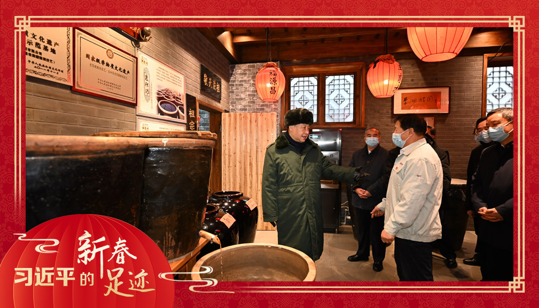 　　2022年1月27日，习近平总书记沿街巷察看山西平遥古城风貌，走进东湖老醋坊，了解当地开展特色经营情况。