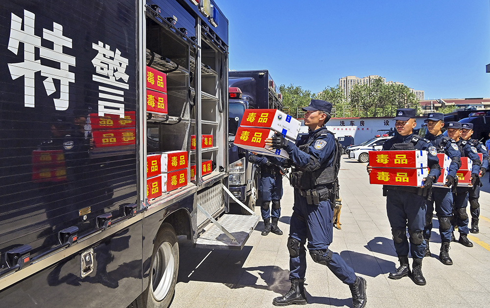 2025年6月24日，新疆乌鲁木齐公安特警将封装严密的毒品装车运往销毁地点。